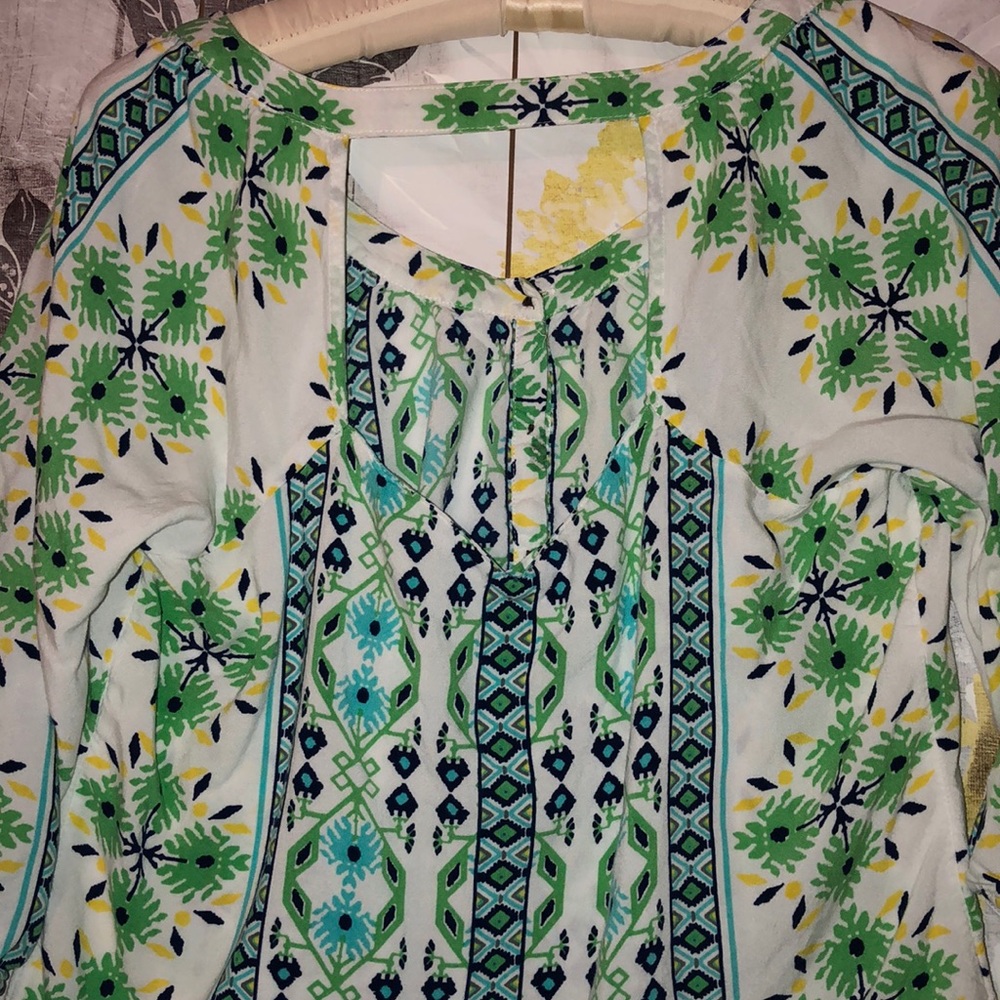 Beautiful top - Picture 3 of 5